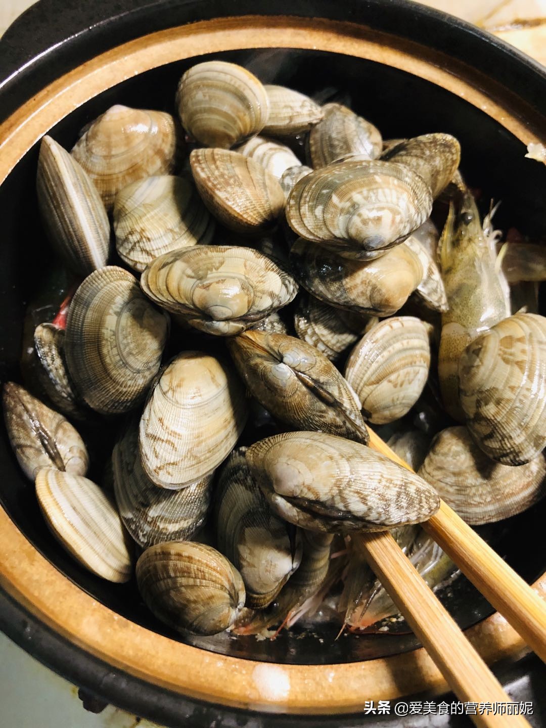 花蛤基围虾焖锅,蒜蓉花蛤虾煲的家常做法