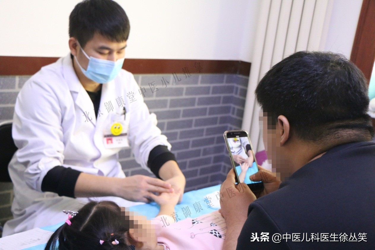 4岁小朋友常年早晚咳嗽,面色黄黯,动不动就感冒,怎么推拿