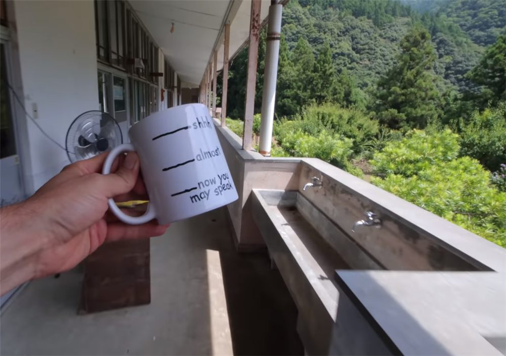 80后小伙回荒废十年的农村大学,80后小伙回荒废10年农村大学