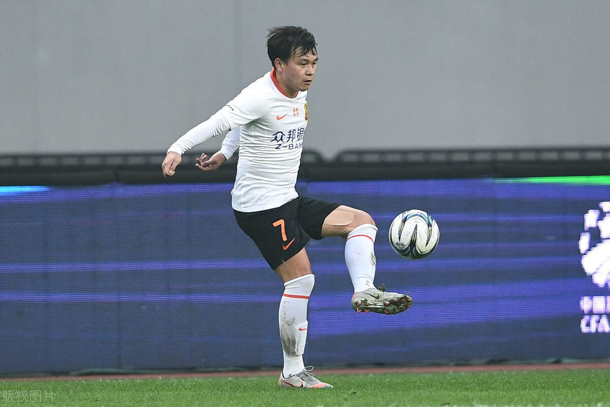 官宣!武汉队与效力9年功勋飞翼完成续约,左路短板靠他支撑了