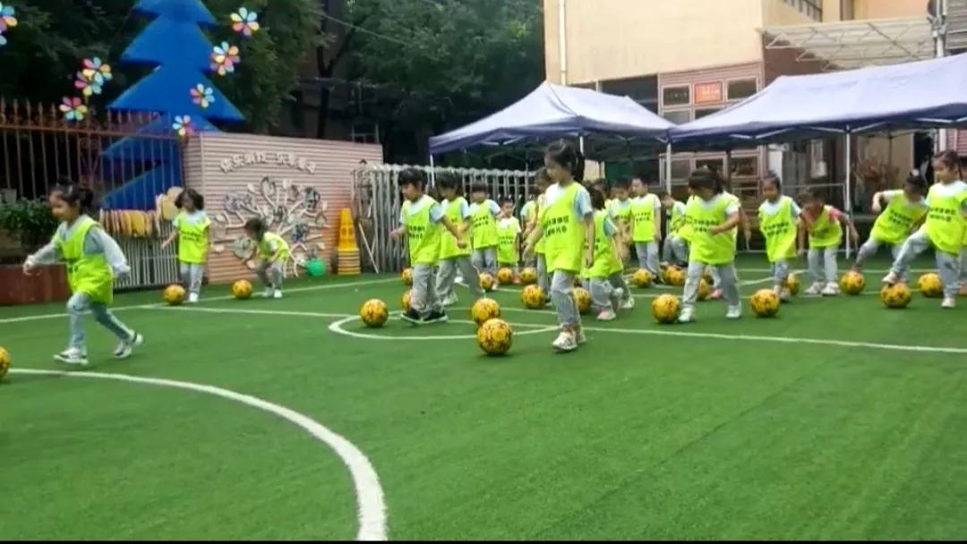 足球课趣味热身准备活动,幼儿足球基本功训练打卡