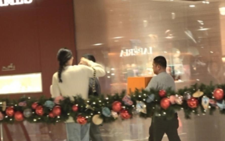 香港女首富甘比黑裙出席典礼,香港女首富甘比不输邓文迪