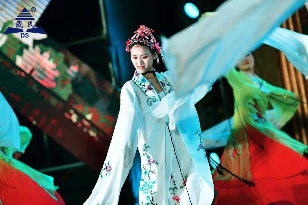 规范自律天道酬勤，奉献担当人心有秤，戴氏教育名航部拜年会