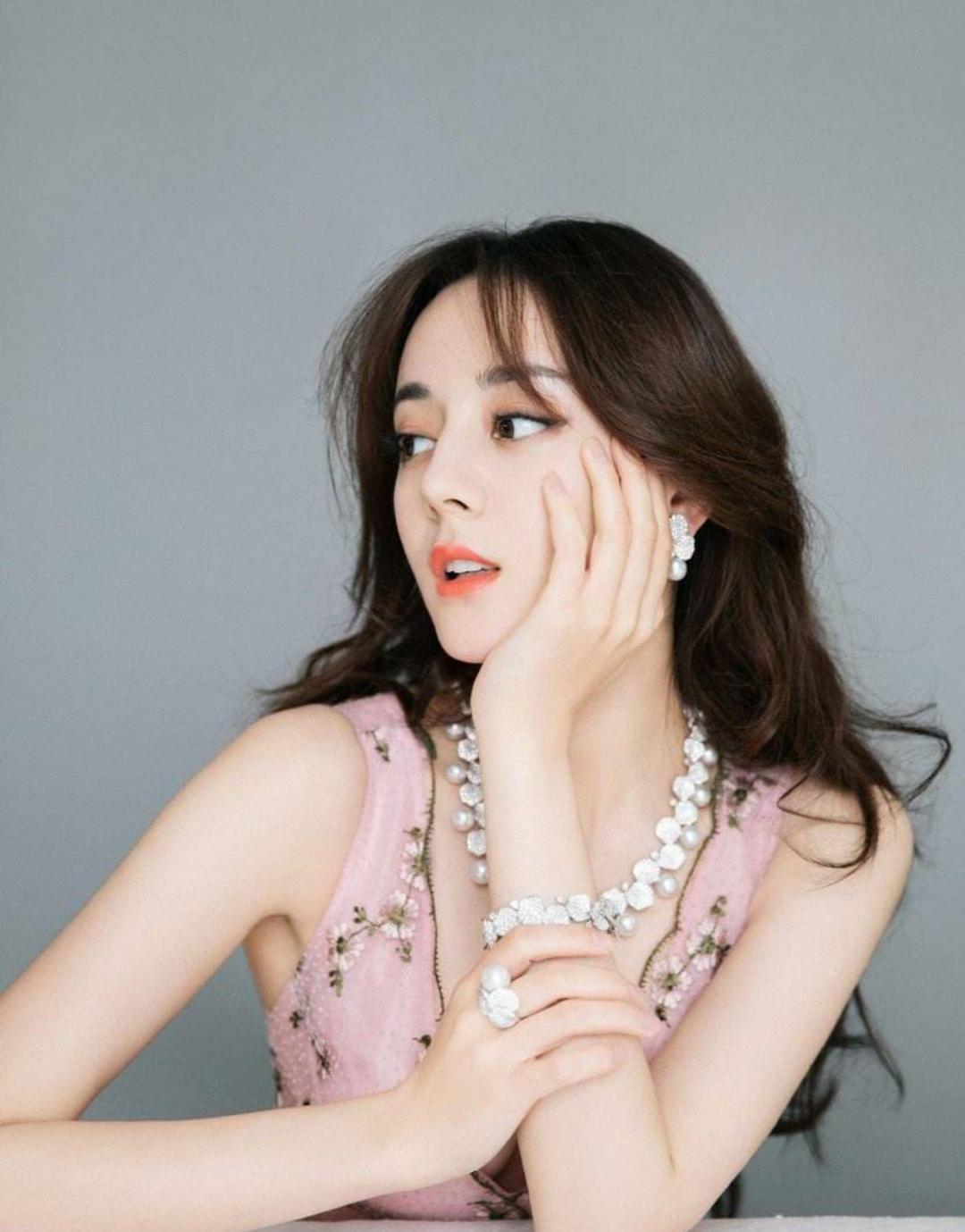 迪丽热巴珠宝深v礼服,迪丽热巴港风写真大秀身材