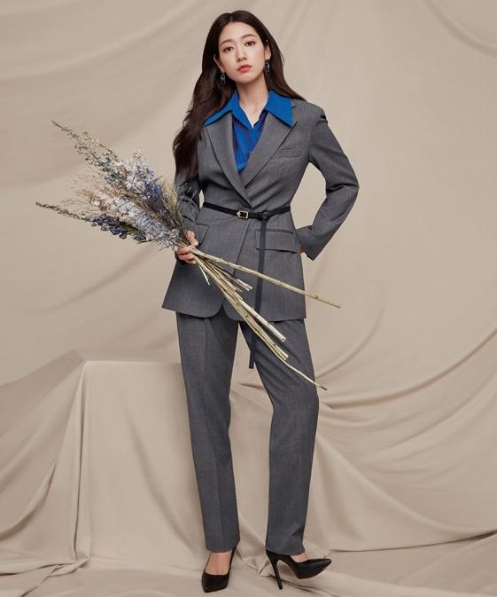 朴信惠韩范穿搭,朴信惠夏短发穿搭