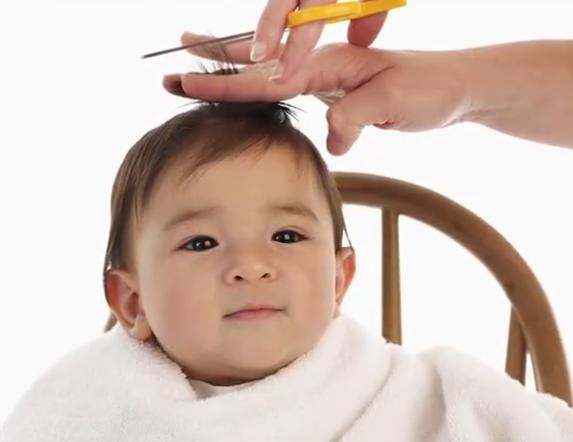 小宝宝理发总是哭闹怎么办,如何给小孩理发不哭闹