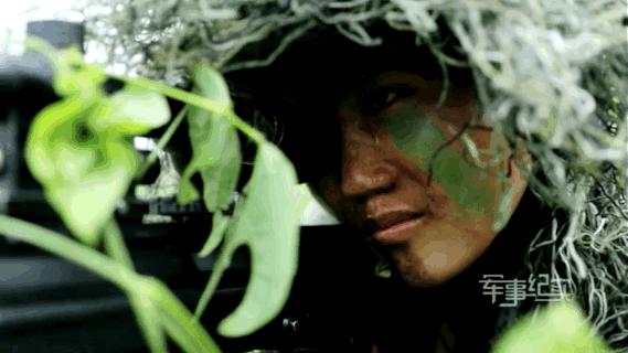 被奶狗偷亲也不能动！淡定背后，军人们经历了啥……