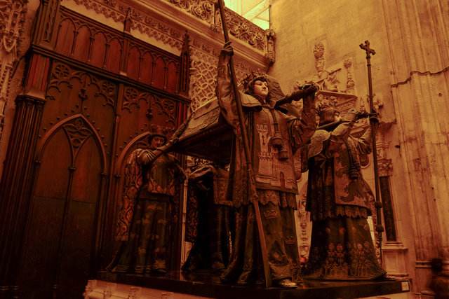 为什么一些人把哥伦布看做英雄，而另一些人又将其恨之入骨呢？