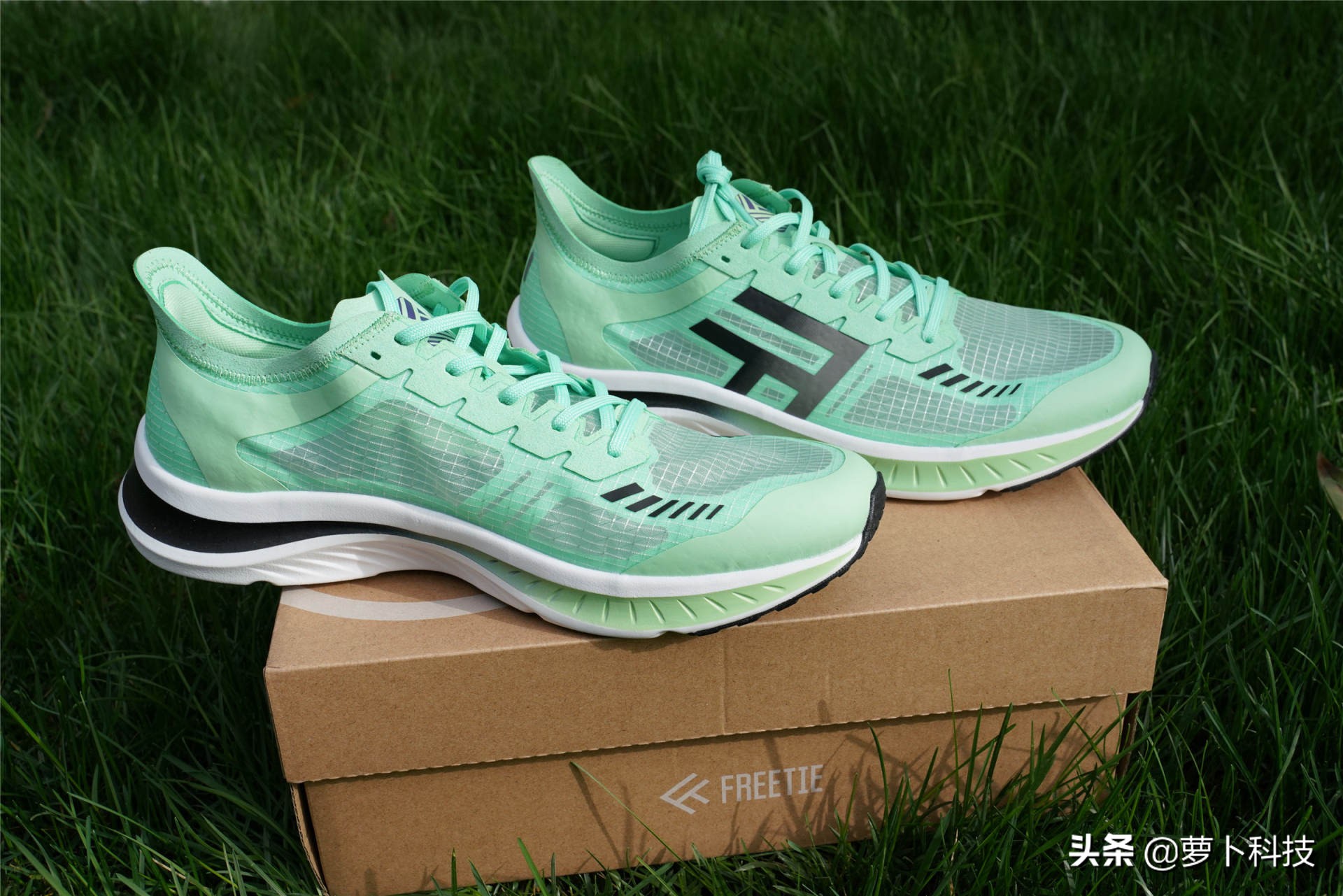 米家freetie轻云缓震竞速跑鞋,freetie轻云跑步鞋和云弹跑步鞋