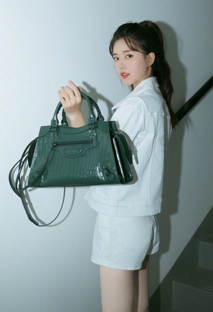 云朵包怎么搭配好看,云朵包秋冬穿搭