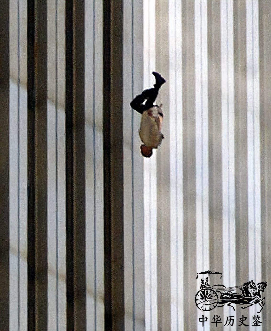 “9.11”事件真实老照片：男子绝望从106层跳下，小布什垂头丧气