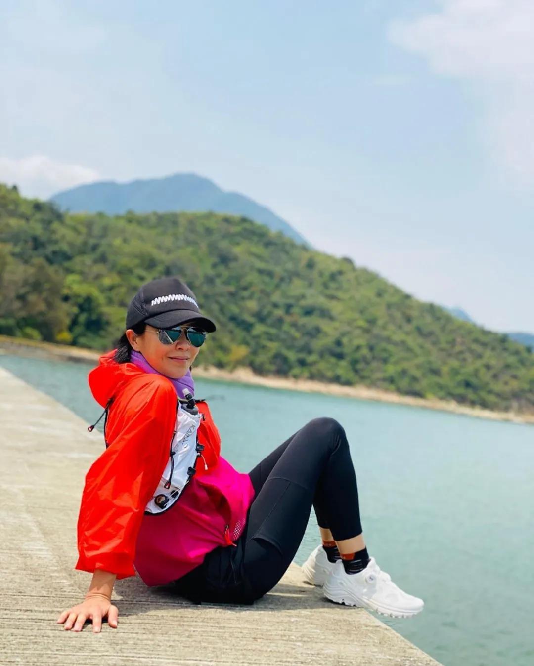 刘嘉玲穿运动鞋,54岁的刘嘉玲穿运动装登山