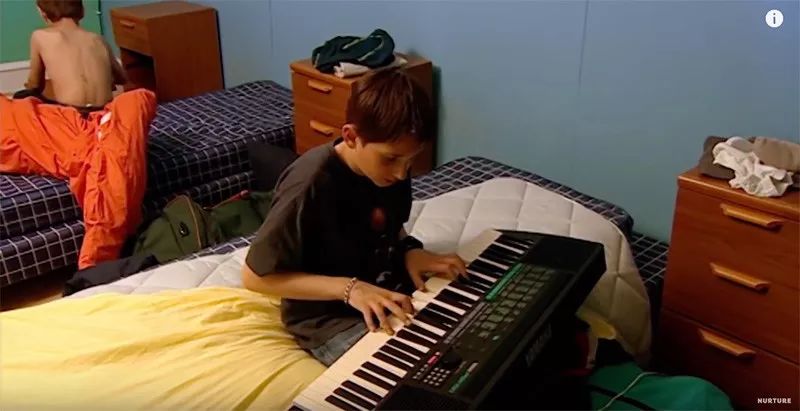 没有大人管的小孩子,没有大人管的孩子