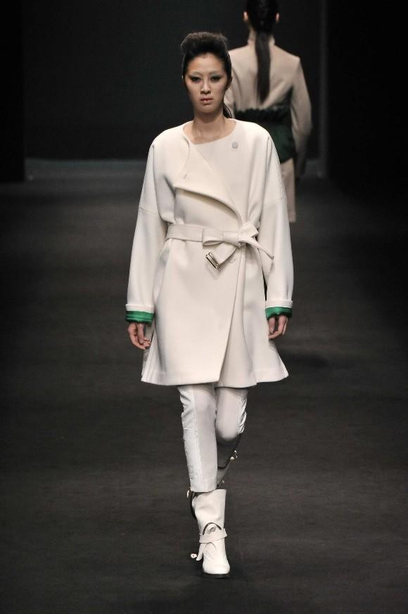 收腰羽绒服搭配小脚裤是什么风格,女士冬天加绒收腰小脚裤紧身