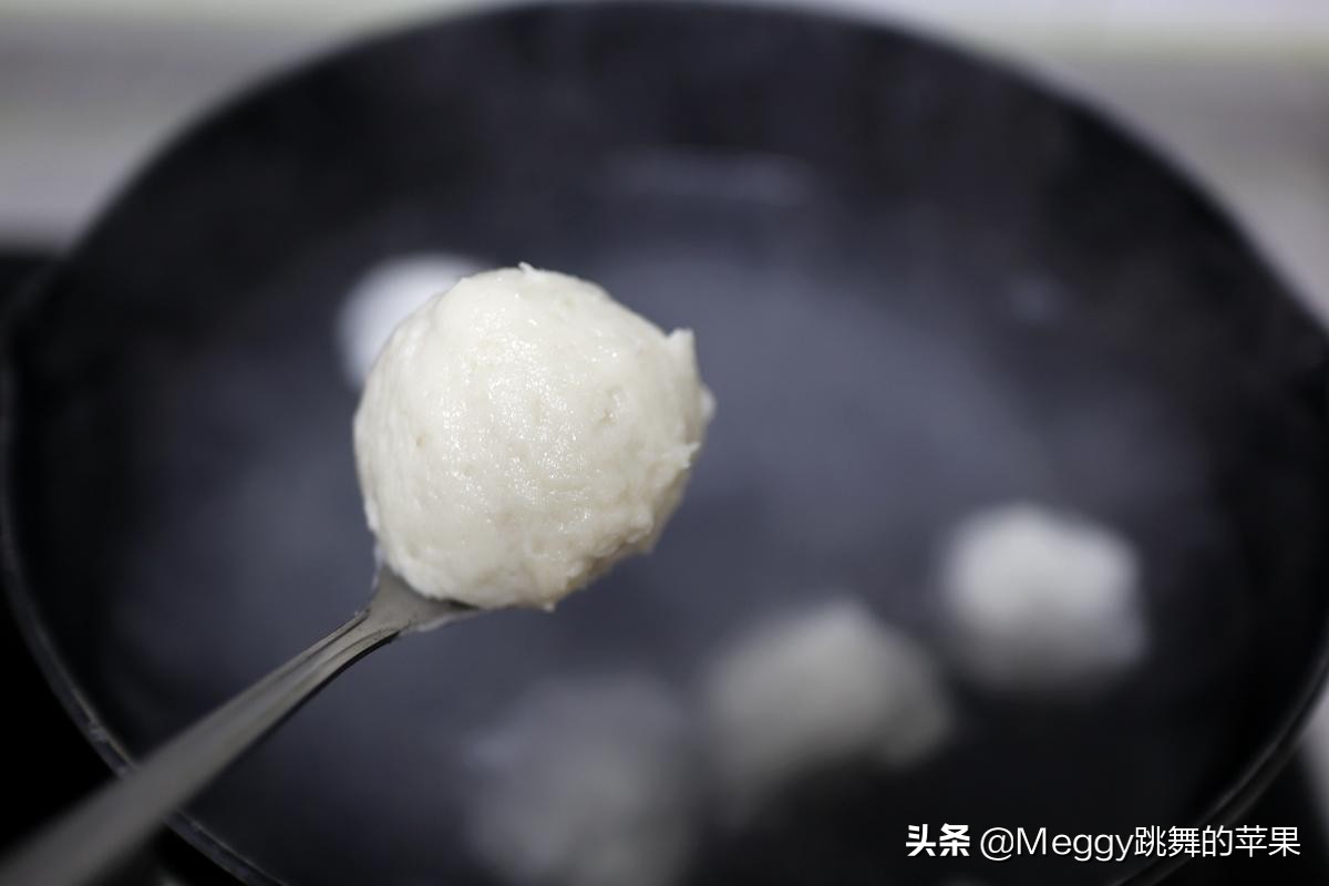 如何制作爽口弹口的鱼丸,自制鱼丸q弹嫩滑营养健康又好吃