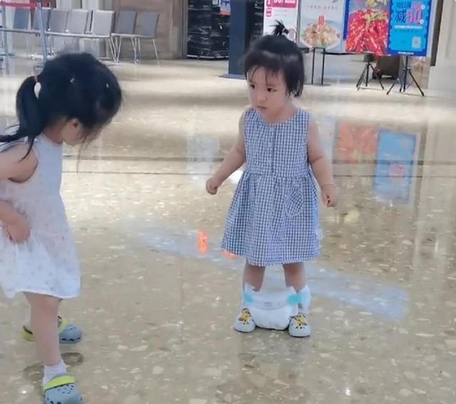 姐妹一起逛商场一起玩,姐妹一起逛商场