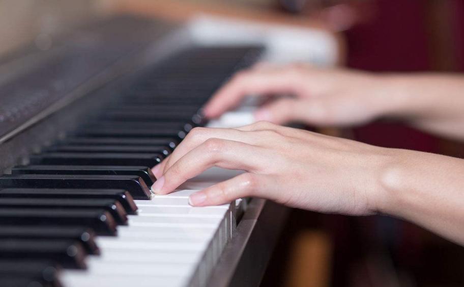 怎么用最简单的钢琴教程弹少年,如何弹钢琴指法视频教学