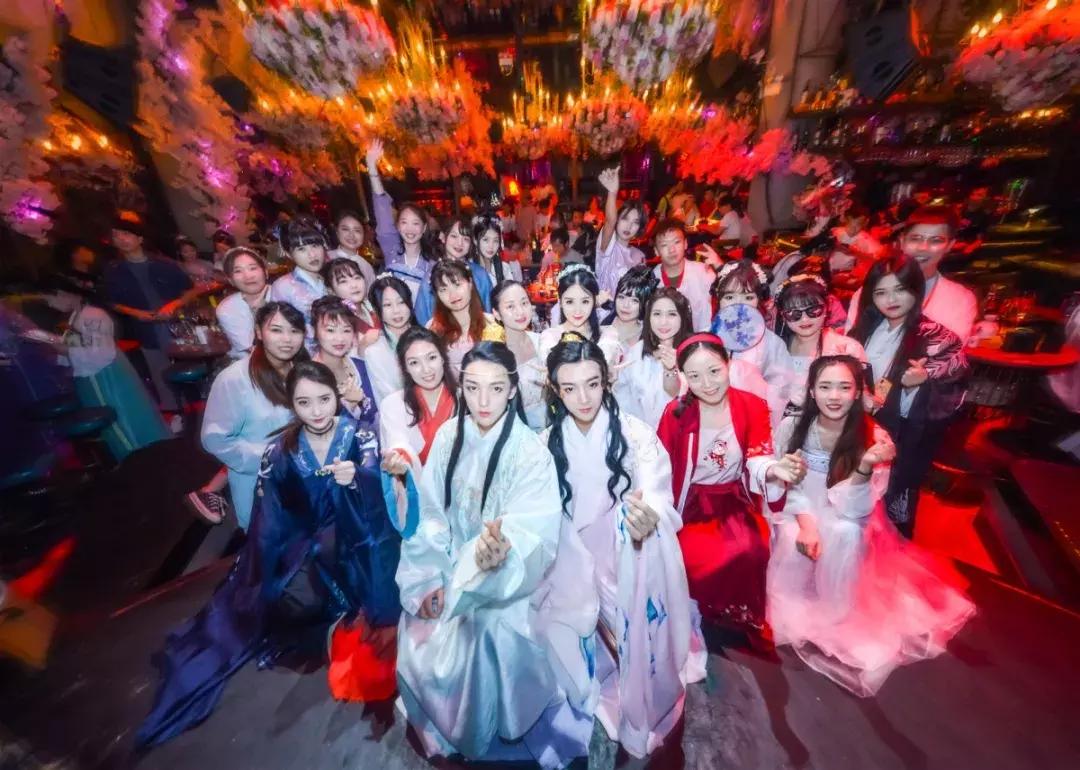 成都这个“国潮风”宝藏地,小长假七天乐,百威啤酒19.9元任性喝