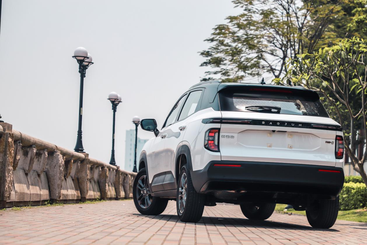 美女淘宝店主当车模,为爱车打CALL,能发微信的RS-3让她时刻在线