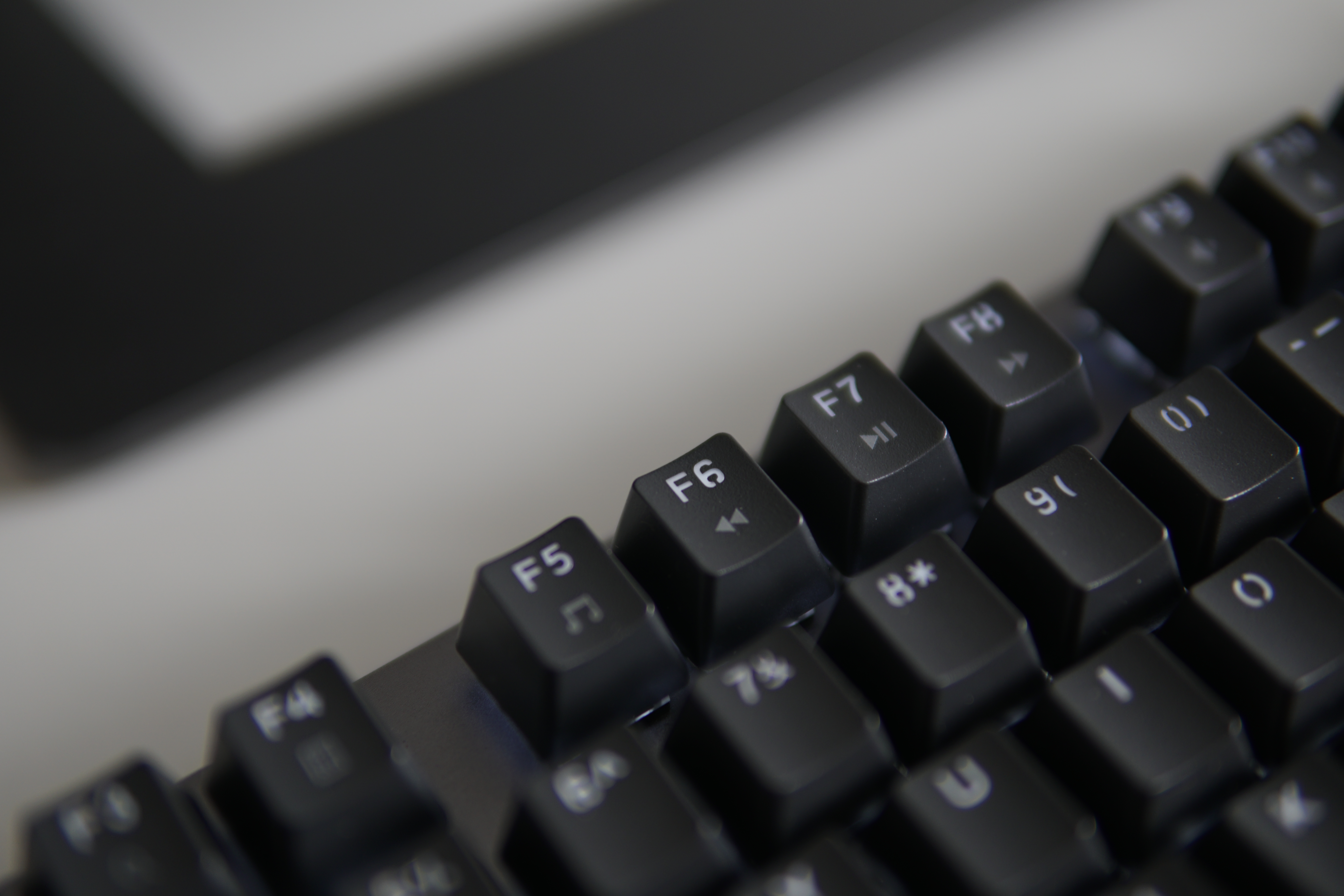 罗技k845玩游戏买ttc还是cherry,罗技k845背光机械键盘开箱体验