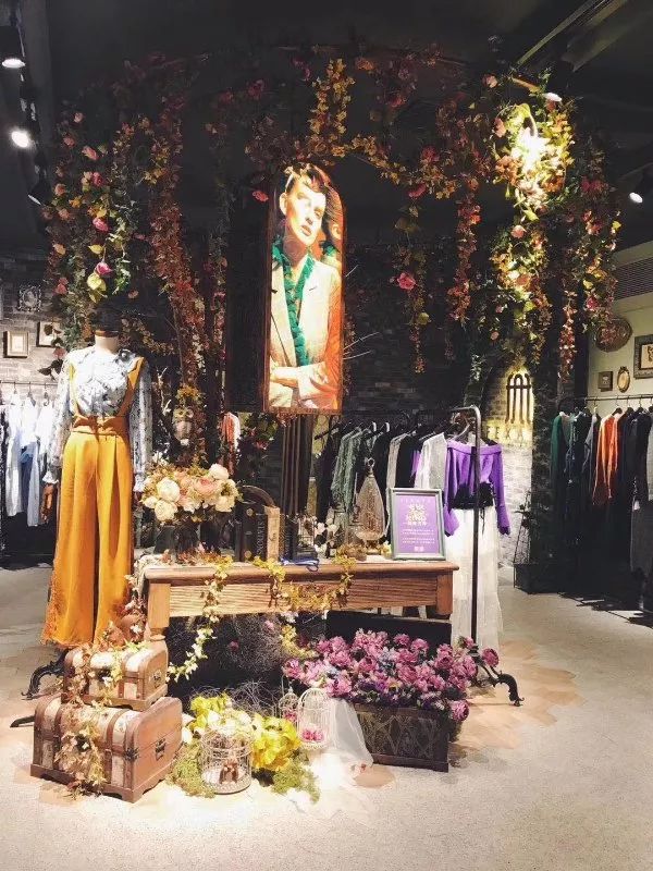 这家新开的服装店，要把法国时尚女装FEXATA斐格思带给你……