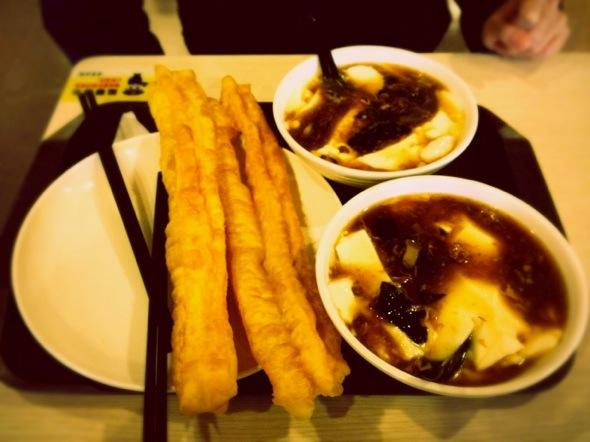 大连小哥毕业经营小吃摊，攒钱开店后，老顾客跟着找过来