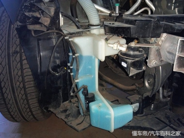 水箱的玻璃水被冻住了会怎么样,玻璃水冻住了开着车可以解冻吗