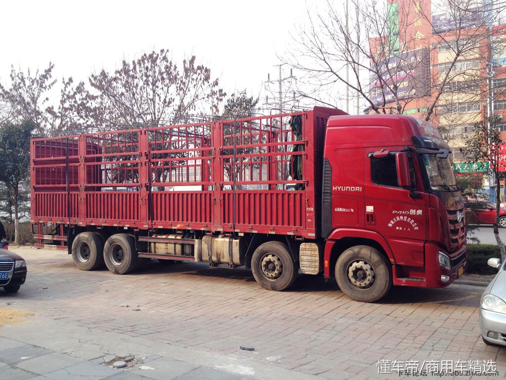 四川现代创虎重卡,新重汽前四后八自卸车