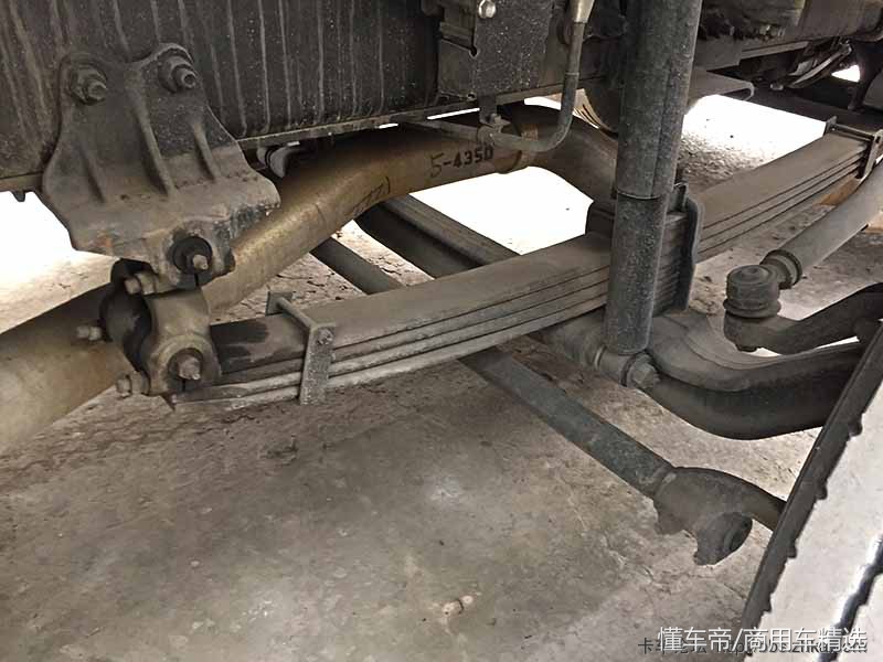 驾驶座带安全气囊！庆铃厂实拍原装进口右舵版VC468x4载货车