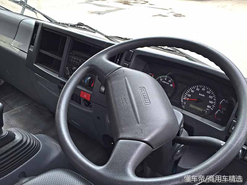 驾驶座带安全气囊！庆铃厂实拍原装进口右舵版VC468x4载货车