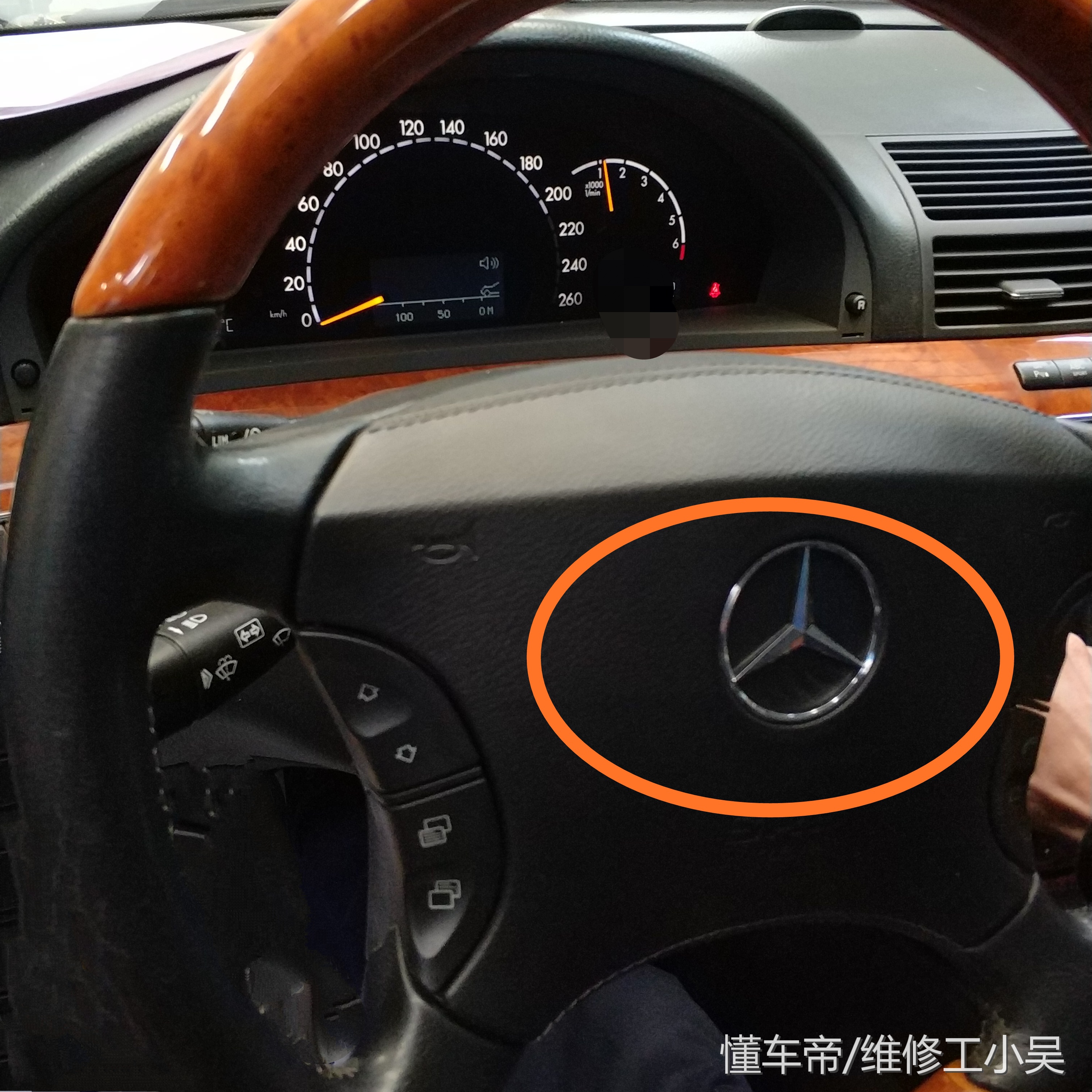 奔驰新款发动机漏水通病,奔驰发动机漏水好修吗