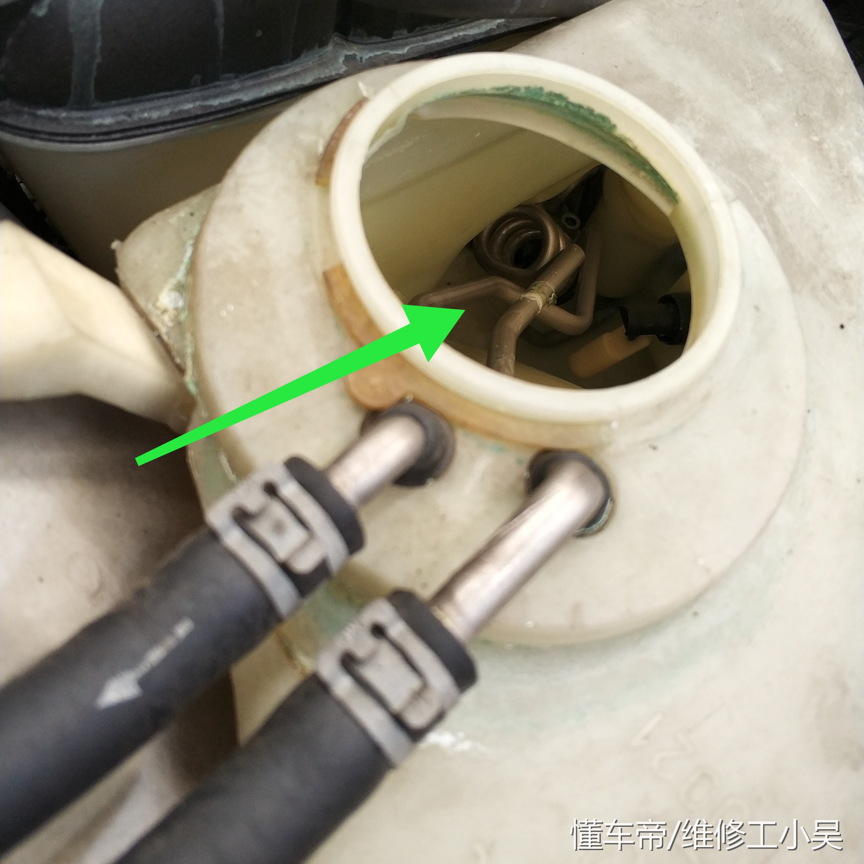 奔驰新款发动机漏水通病,奔驰发动机漏水好修吗