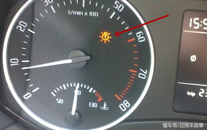 仪表盘上有一个叹号是什么故障灯,仪表盘上带感叹号的灯是什么故障