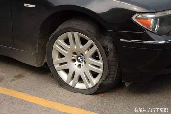 开车路上抛锚怎样换备胎,开车时轮胎爆胎如何自救