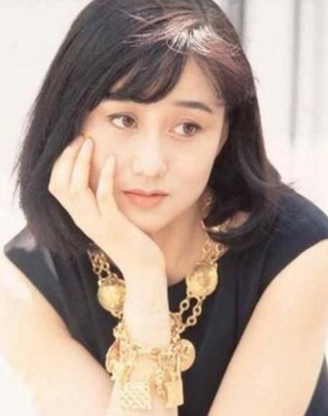 91年片酬90万，结婚用劳斯莱斯银魅，管理百亿资产，出门坐出租车