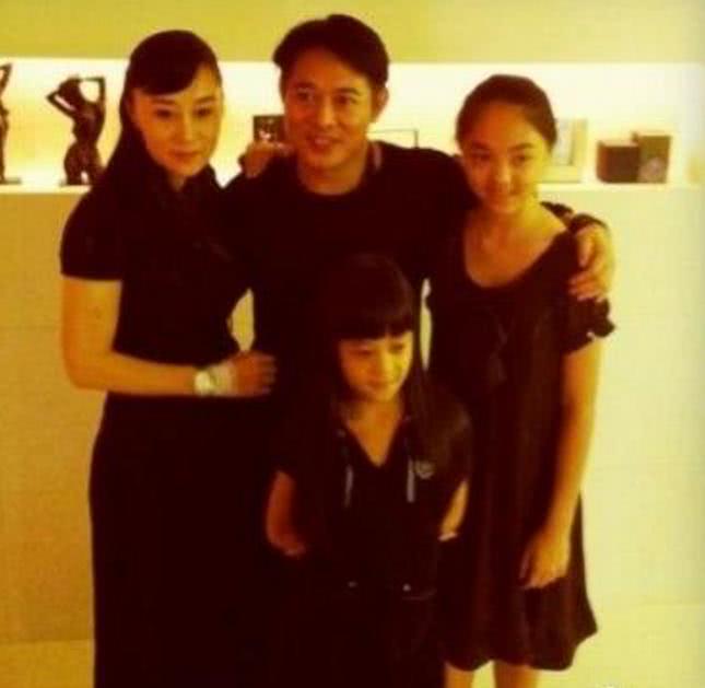 91年片酬90万，结婚用劳斯莱斯银魅，管理百亿资产，出门坐出租车