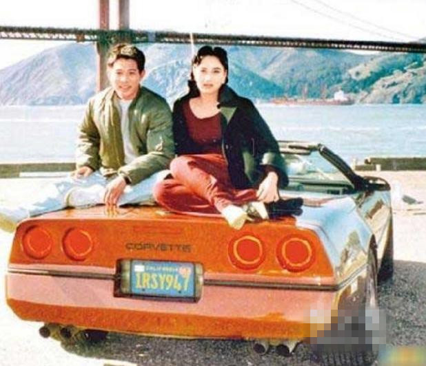 91年片酬90万，结婚用劳斯莱斯银魅，管理百亿资产，出门坐出租车