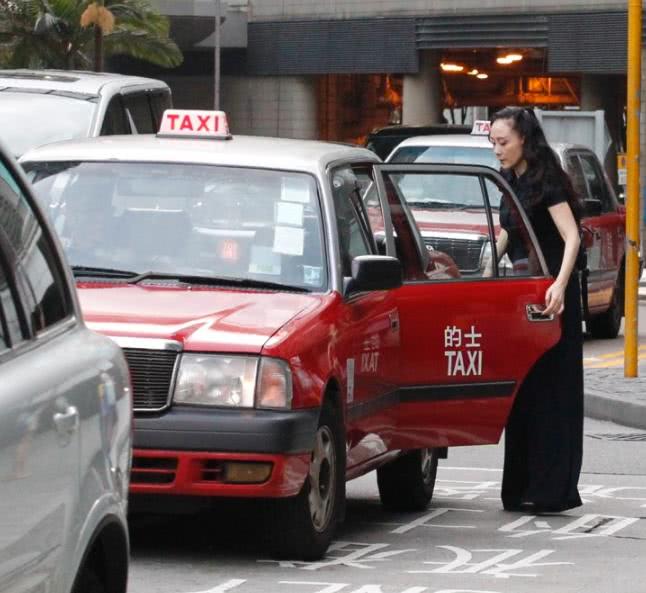 91年片酬90万，结婚用劳斯莱斯银魅，管理百亿资产，出门坐出租车