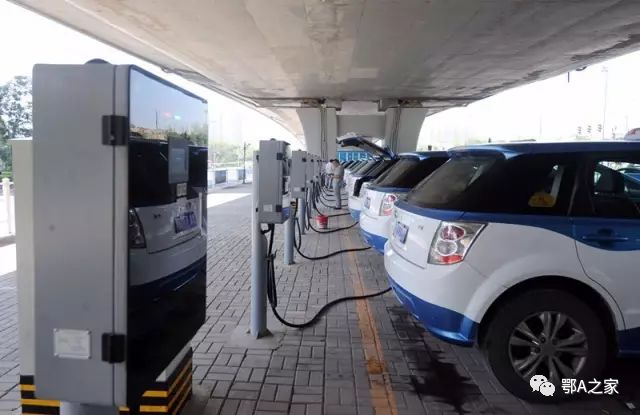 汽车蓄电池亏电了拿去汽修店充电,致新能源车主