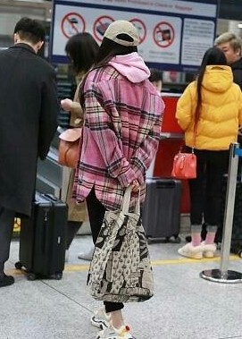 杨幂穿居家服被认出,杨幂出席活动穿搭短裙和小腿袜