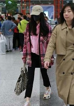 杨幂穿居家服被认出,杨幂出席活动穿搭短裙和小腿袜