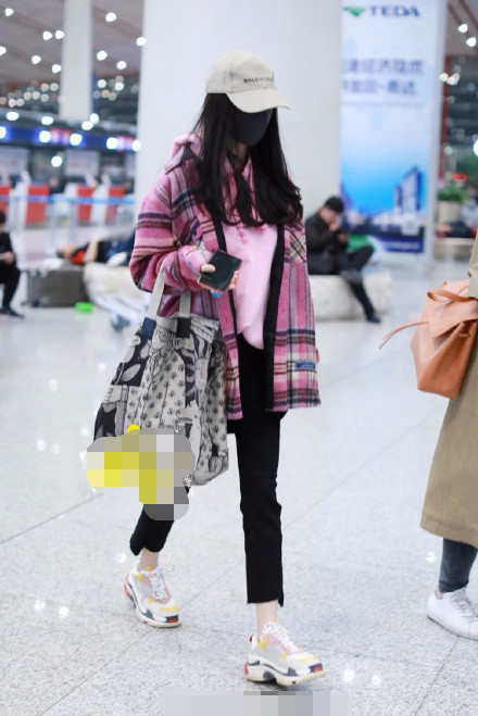 杨幂穿居家服被认出,杨幂出席活动穿搭短裙和小腿袜