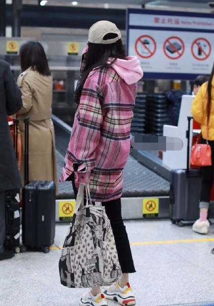 杨幂穿居家服被认出,杨幂出席活动穿搭短裙和小腿袜