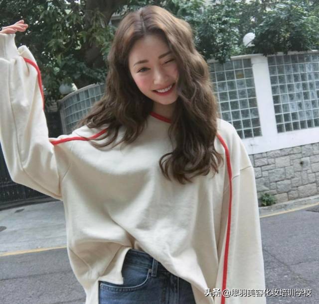 瘦长脸适合丸子头的发型,2021最洋气的减龄发型圆脸丸子头