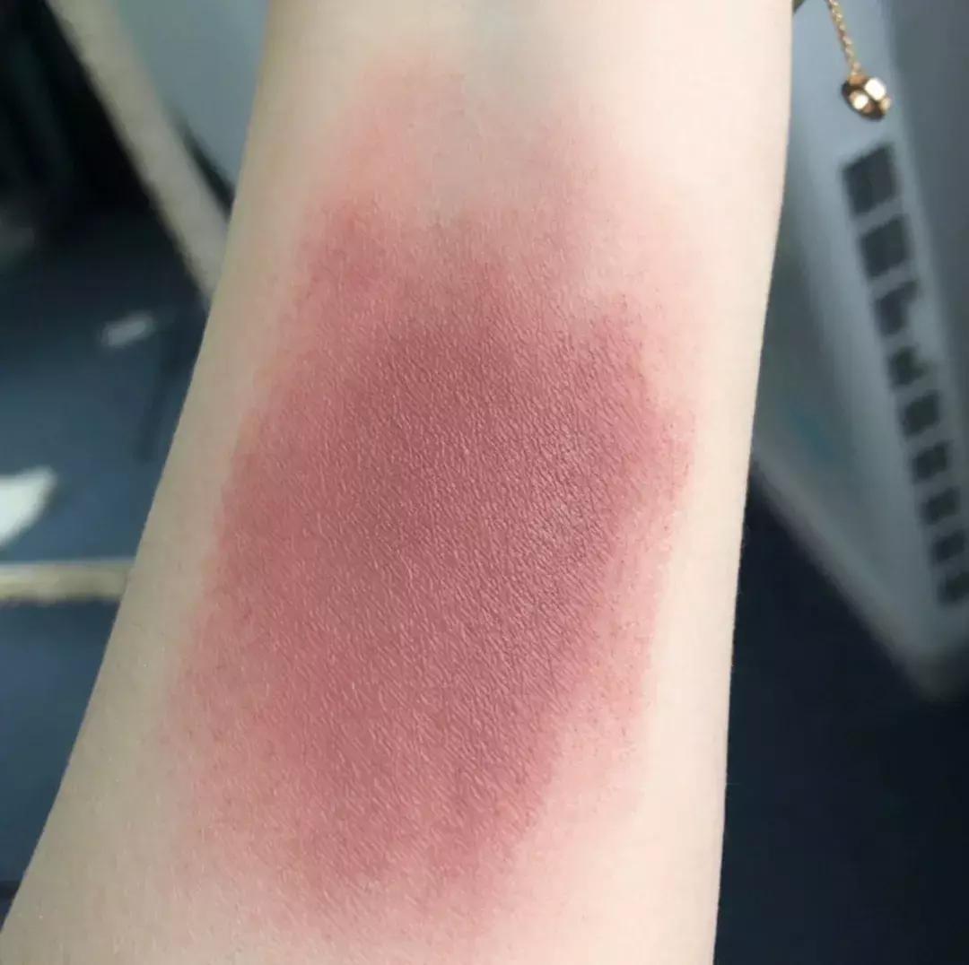 悄咪咪告诉大家,其实MAC是可以免费领口红的