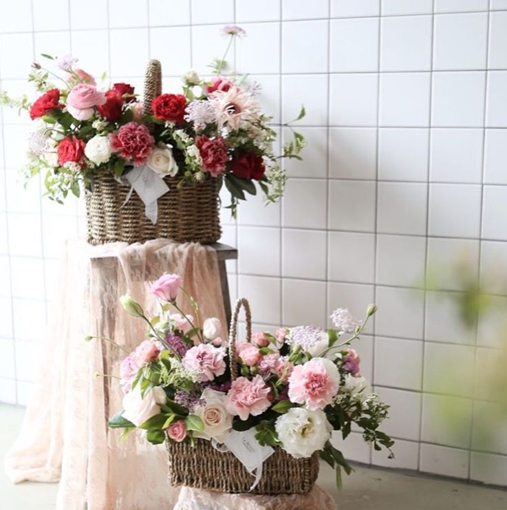 康乃馨插花教程母亲节花篮,母亲节一朵玫瑰四朵康乃馨插花