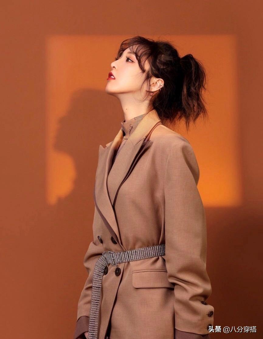26岁强东玥穿搭太有时尚感，长款西装干练利落，率性洒脱不失甜美