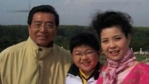 黄宏与李天一的照片,李天一的干爹黄宏现在怎样