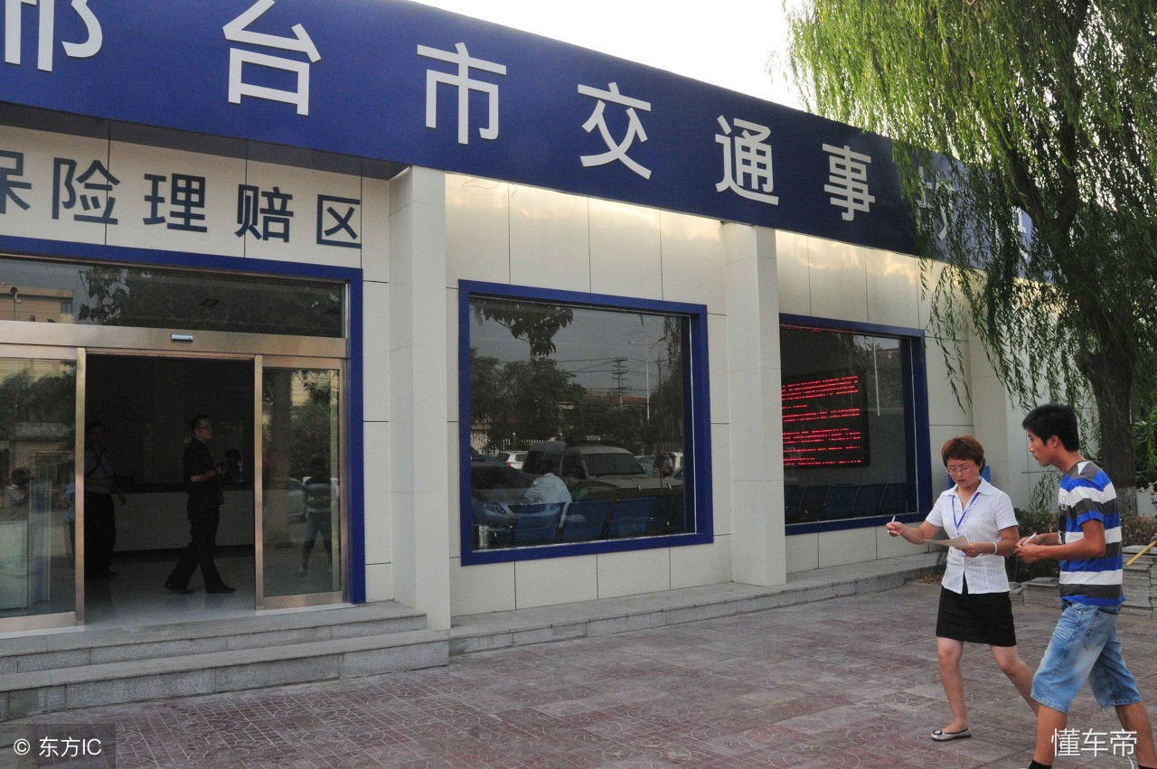 车辆会车发生小刮蹭逃逸怎么处理,开车碰到小刮擦事故如何快速处理