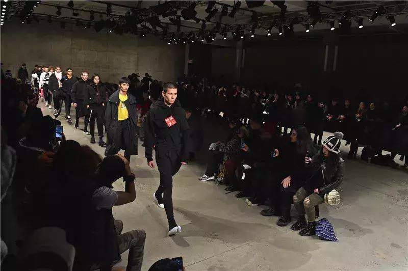 李宁从运动变潮流,从李宁小弟到市值反超